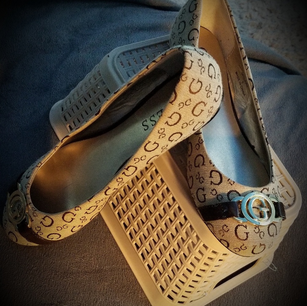 Guess flats